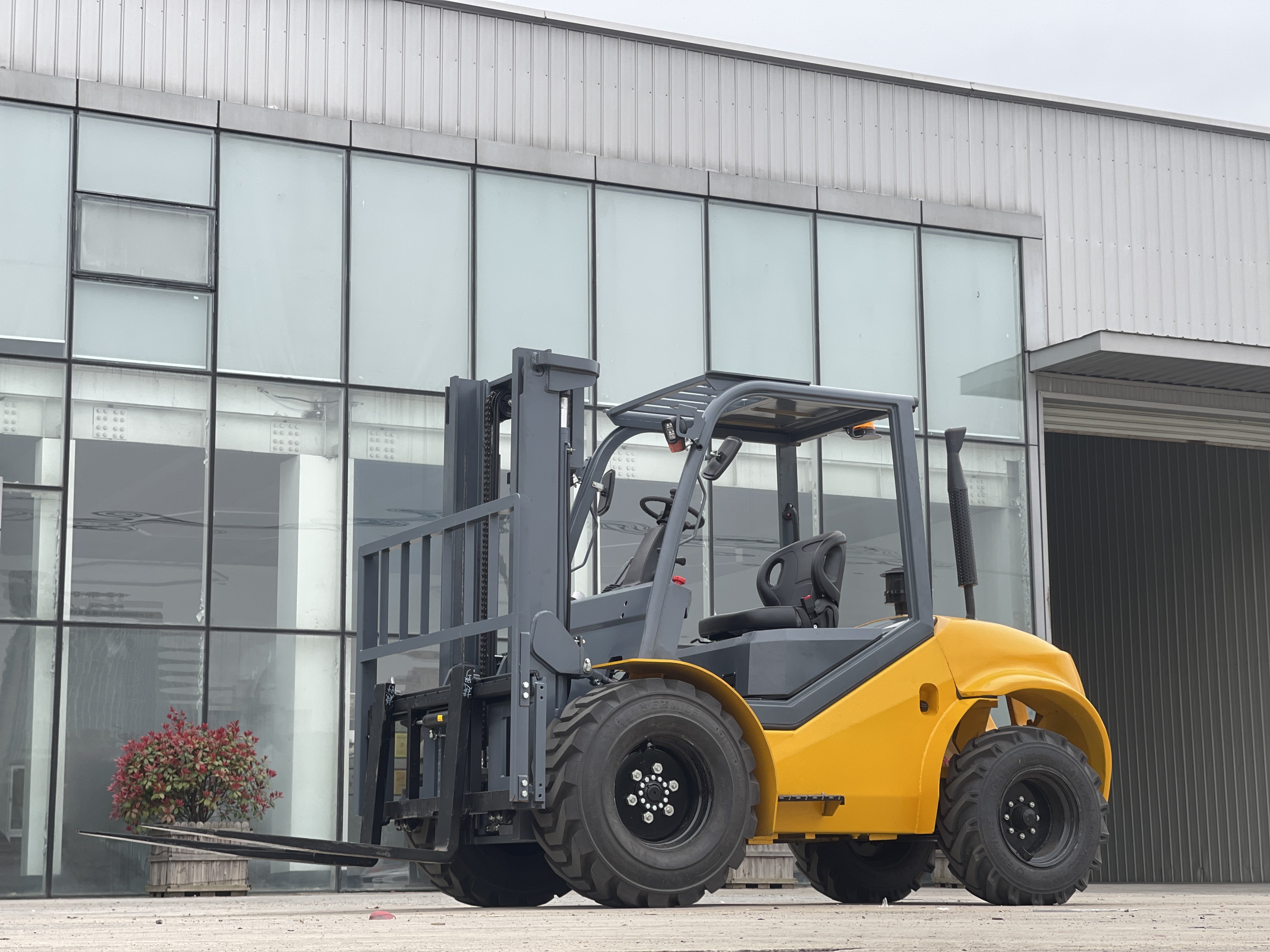 Empilhadeiras diesel 4WD FD35 3.5Ton 3m de Everlift com o caminhão de empilhadeira japonês do motor de Nissan ISUZU Mitsubishi